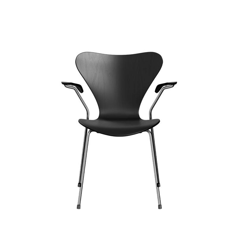 3107_Series_7_med_arm_Lakket_black_krom_base_produktbilde_fra_fritz_hansen