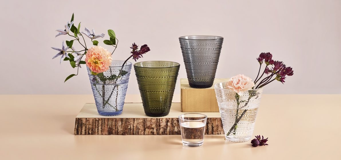 Kastehelmivase i forskjellige farger. Glassvasen er fra Iittala.