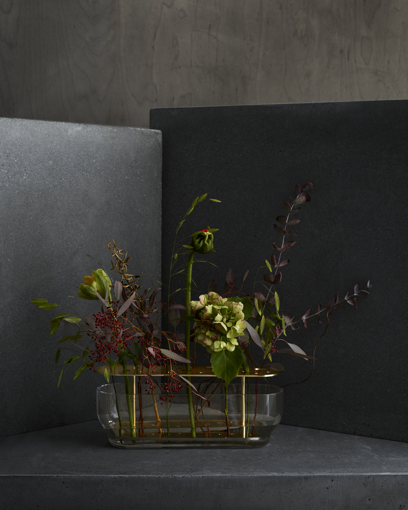 Ikebana vasen fra Fritz Hansen Objects i oval størrelse med blomster i