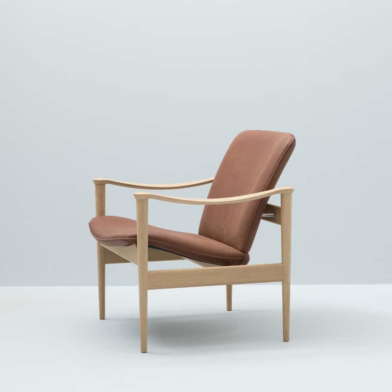 Modell-711-fra-LK-Hjelle---Eik-og-brunt-skinn---Poduktbilde