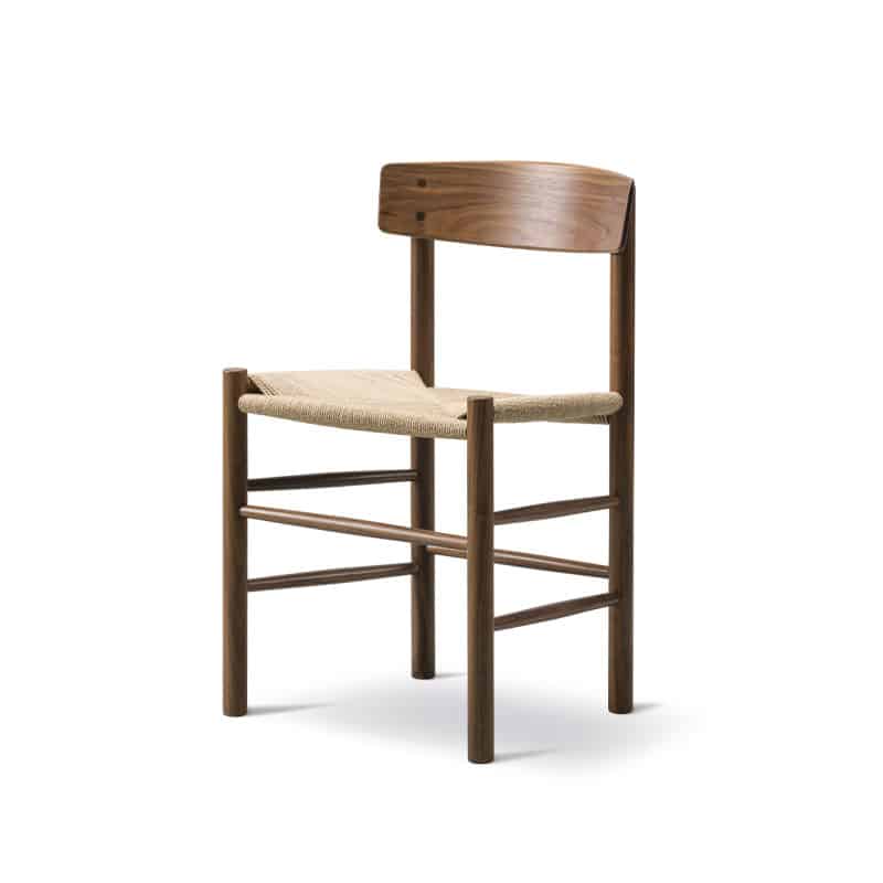 J39 Folkestolen fra Fredericia i oljet valnøtt med naturfarget papirflett i setet.