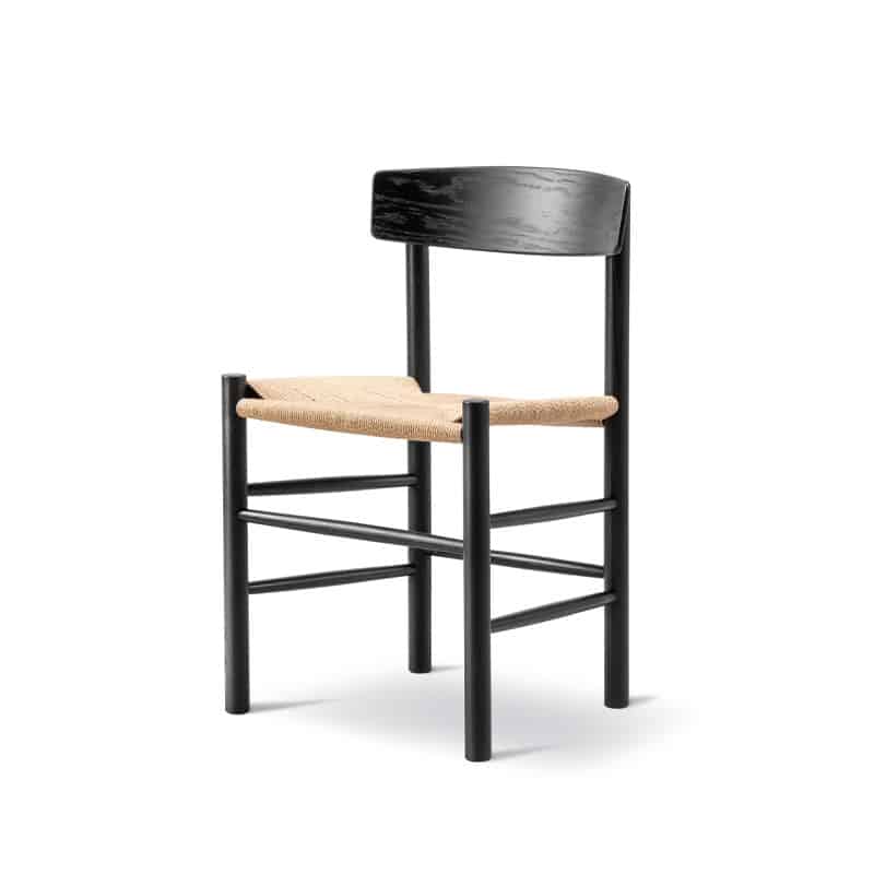 J39 Folkestolen fra Fredericia i sortlakkert eik med naturfarget papirflett i setet.