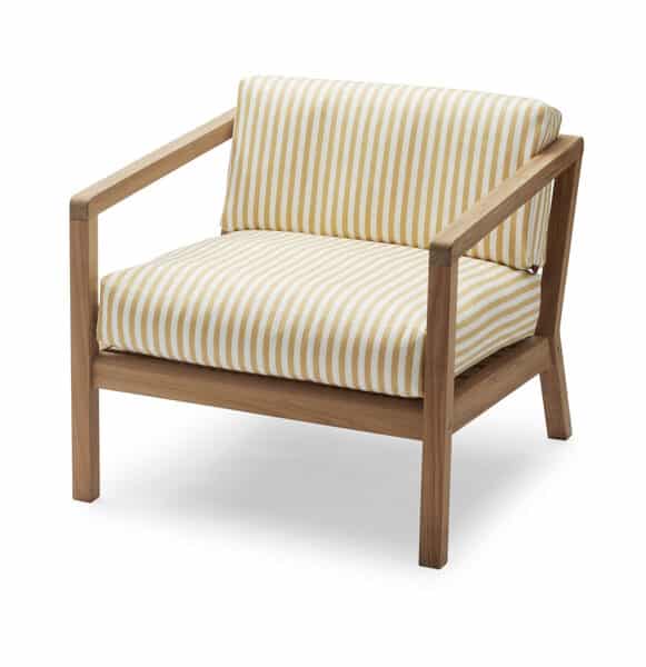 Virkelyst stol fra Skagerak Danmark | gul og hvit stripete puter med teak ramme