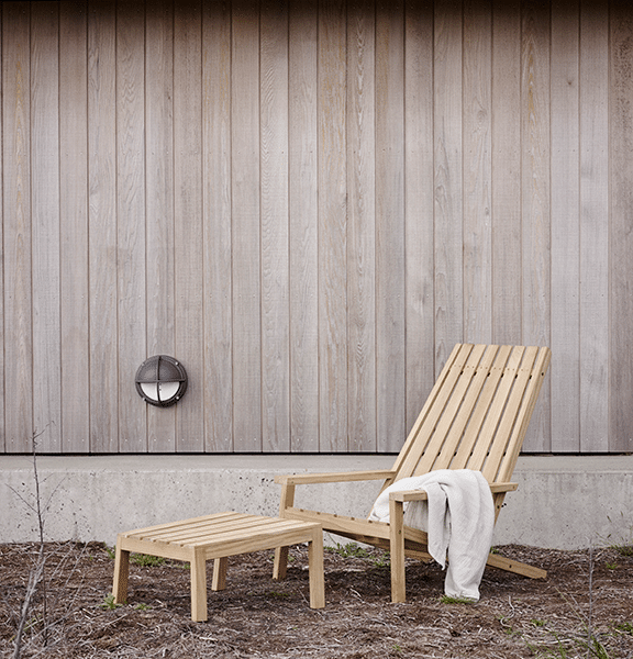 Miljøbilde av Between lines deckchair fra Skagerak Denmark i teak.