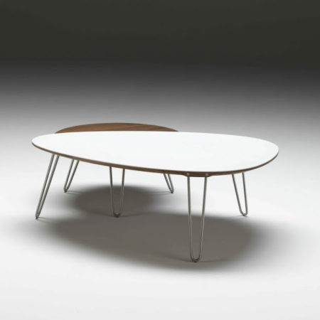 Sofabord fra Naver Collection i tre og med hvit overflate i corian.