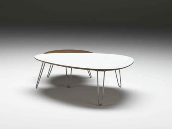 Sofabord fra Naver Collection i tre og med hvit overflate i corian.