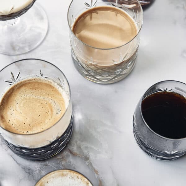Crispy lowball krystallglass fra Frederik Bakker i klart glass. MIljøbilde med kaffe i glassene.