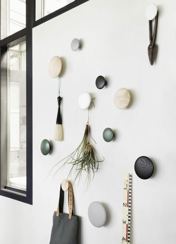 Muuto Miljø bilde av The Dots coat hangers