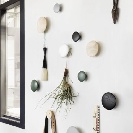 Muuto Miljø bilde av The Dots coat hangers