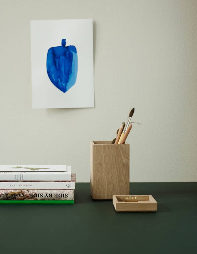 Nomad pen holder i eik fra Skagerak Denmark i miljø