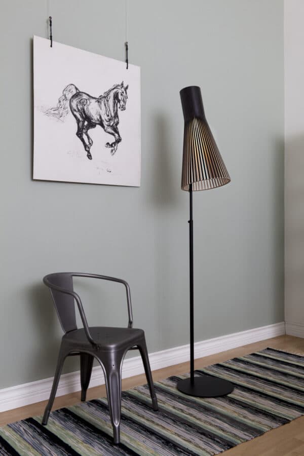 Miljøbilde av Secto gulvlampe 4210 i sort fra finske Secto Design