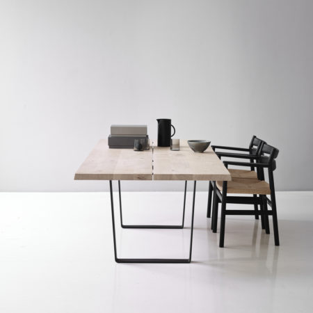 dk3_Lowlight Table from end with BM2 Chair_oak oil_black legs_styled kopi