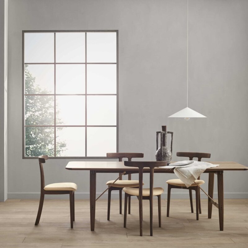 OW58 | T-chair fra Carl Hansen i oljet valnøtt i miljøbilde