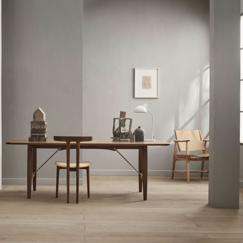 OW58 | T-chair fra Carl Hansen i oljet valnøtt i miljøbilde bakside