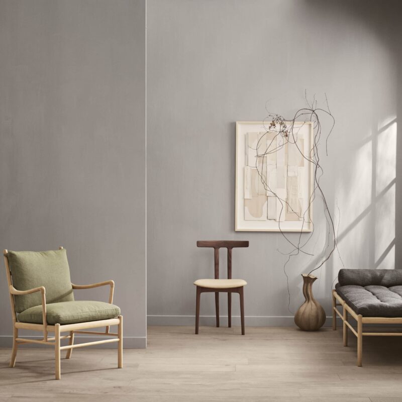 OW58 | T-chair fra Carl Hansen i oljet valnøtt miljøbilde av stol forfra