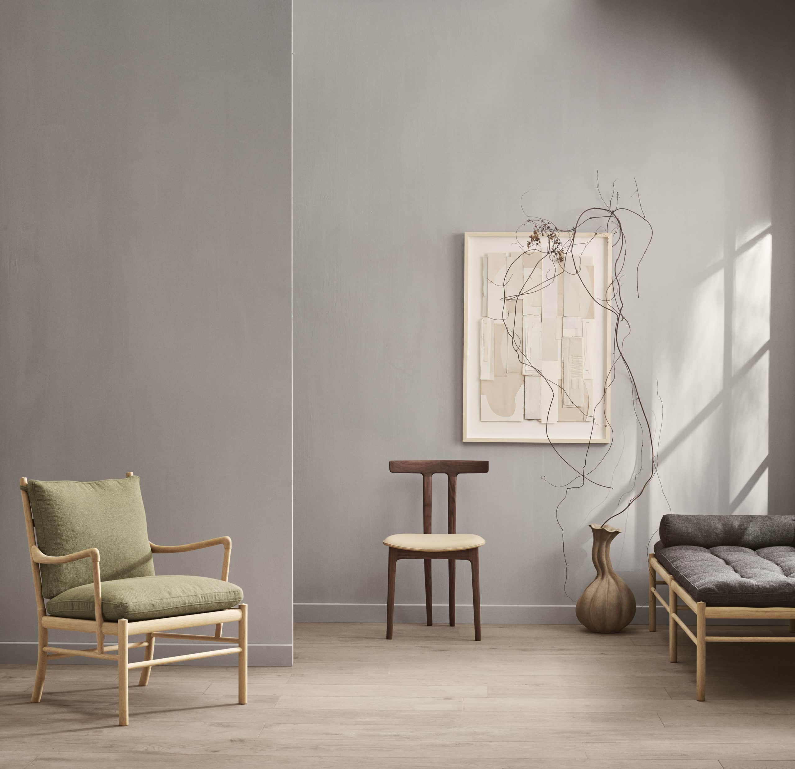 OW58 | T-chair fra Carl Hansen i oljet valnøtt miljøbilde av stol forfra
