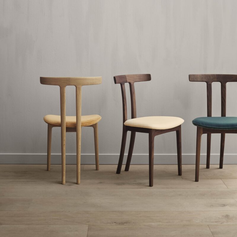 OW58 | T-chair fra Carl Hansen i oljet valnøtt i miljøbilde av tre stoler