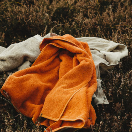Heavy towel fra FRAMA - Orange og sage green, miljøbilde av håndkle