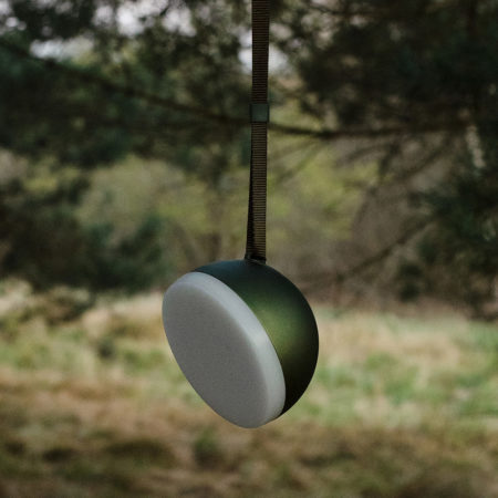 Sphere Adventure Light - Portabel lampe fra New Works - Miljø bilde av hengende lampe I deep green