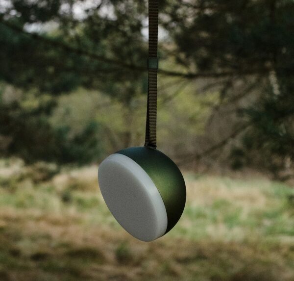 Sphere Adventure Light - Portabel lampe fra New Works - Miljø bilde av hengende lampe I deep green