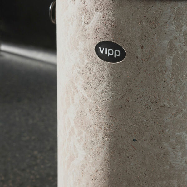 Vipp 15 - Rubbish. En Limited Edition søppelbøtte laget av søppel fra VIPP. nærbilde