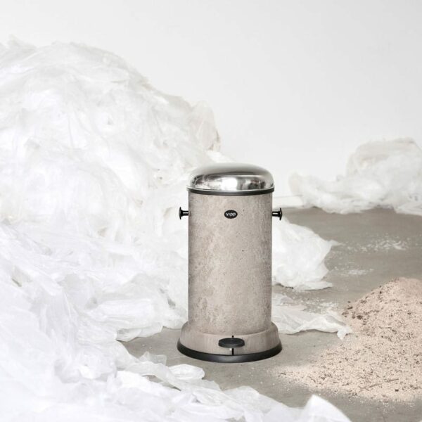 Vipp 15 rubbish bin - miljøbilde med materialene den er laget av