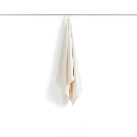 Mono dusjhåndkle | Cream fra HAY Produktbilde av håndkle hengende