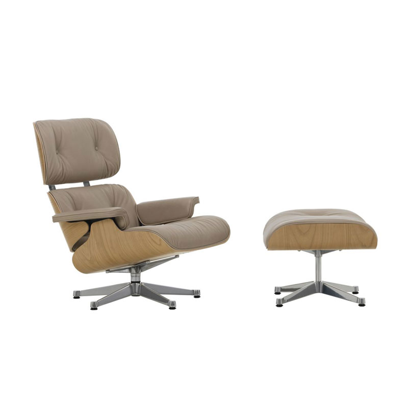 Eames lounge chair med ottoman I kastanje og leather premium skinn i fargen sand fra vitra