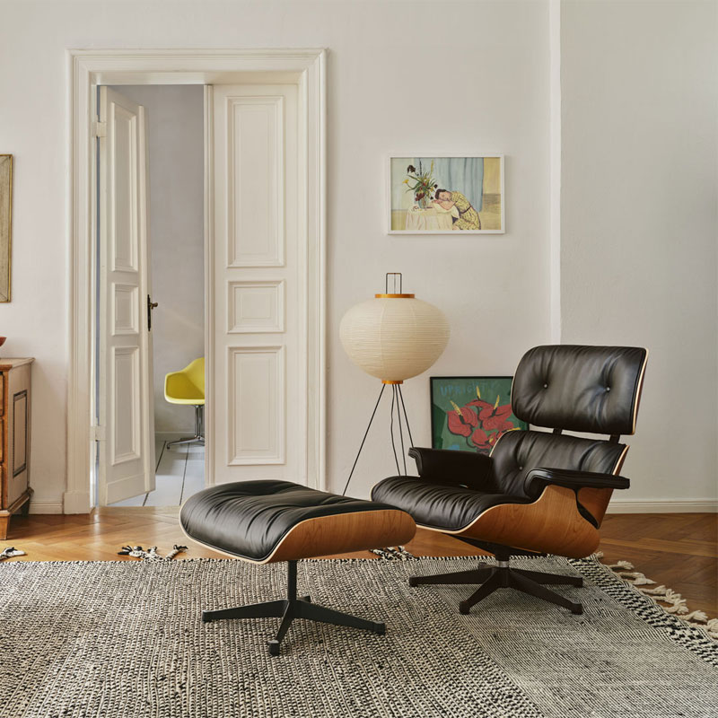 Eames lounge chair med ottoman I Santos palisander og letaher natural skinn i fargen nero fra vitra