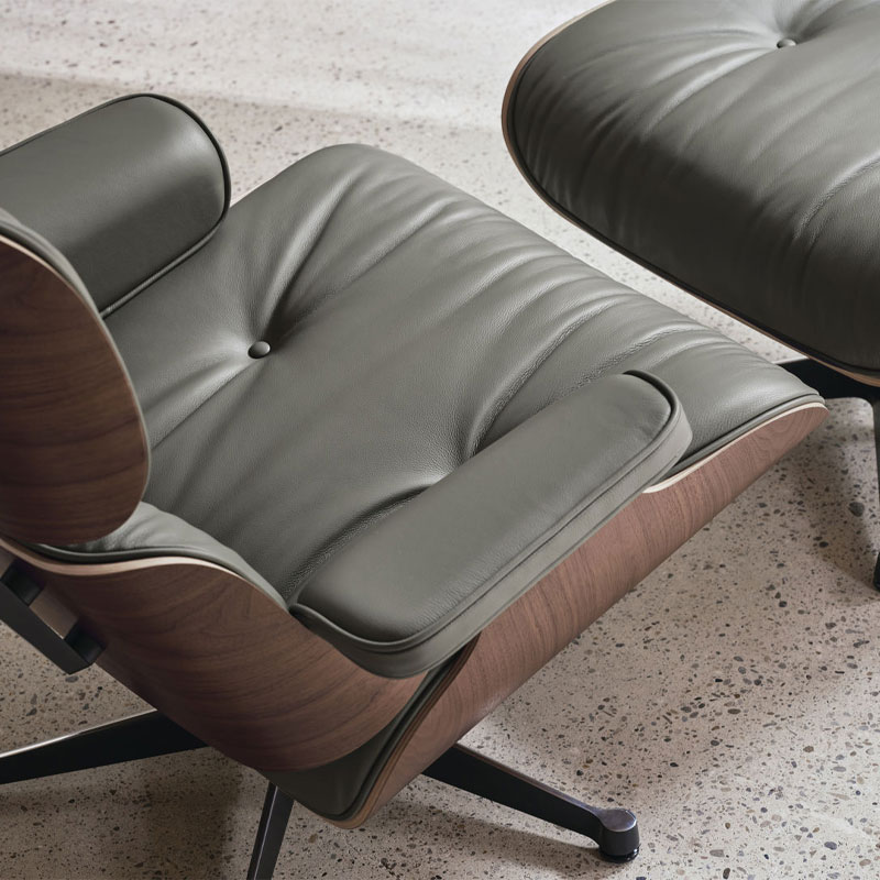 Eames lounge chair med ottoman I valnøtt med leather premium skinn i fargen khaki fra vitra