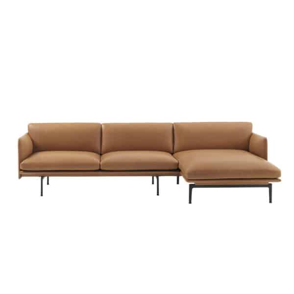 Outline 3-seter sofa med sjeselong på høyere side i Refine cognac skinn med sorte ben