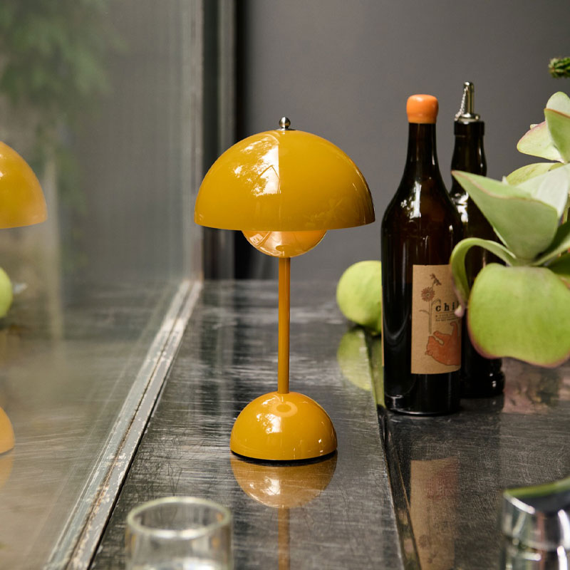 flowerpot vp9 bærebar bordlampe I sennepsgul fra &tradition