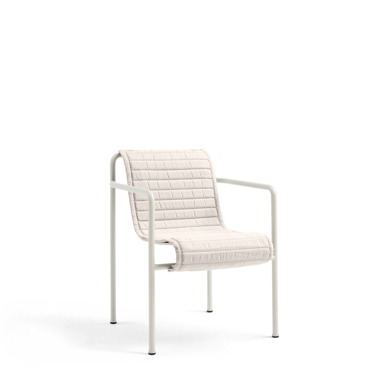Palissade_dining_armchair_quilted_cushon_cream_white_produktbilde_fra_HAY