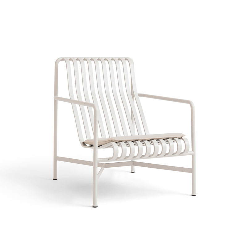Palissade_lounge_chair_high_seat_cushion_cream_white_produktbilde_fra_HAY