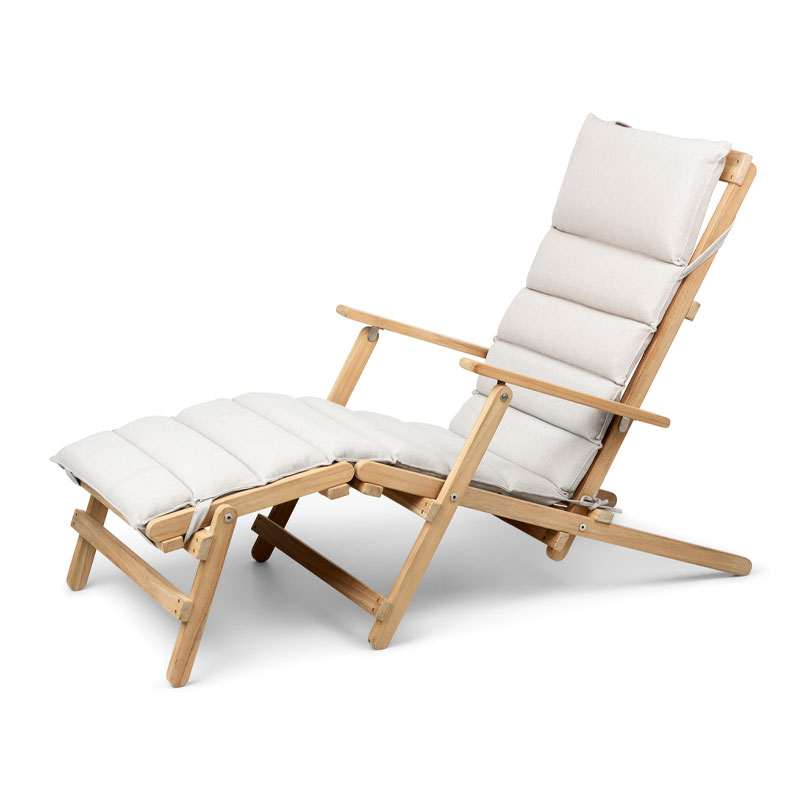 dekkstol i teak med fotskammel med lysegrå pute fra Carl Hansen
