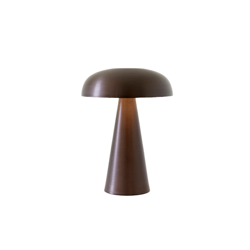 como sc53 bærebar bordlampe i dyp brunfarge fra and tradition