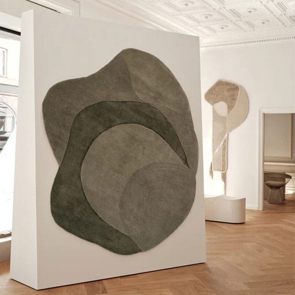 Humble Act gulvteppe i Stone fra Linie Design
