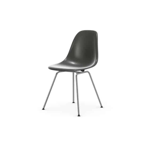 Eames fiberglass side chair DSX fra Vitra