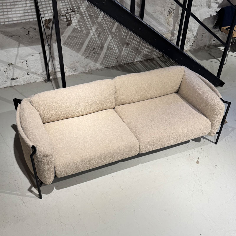 Aware 2-seter sofa fra bent hansen selges fra utstillingen