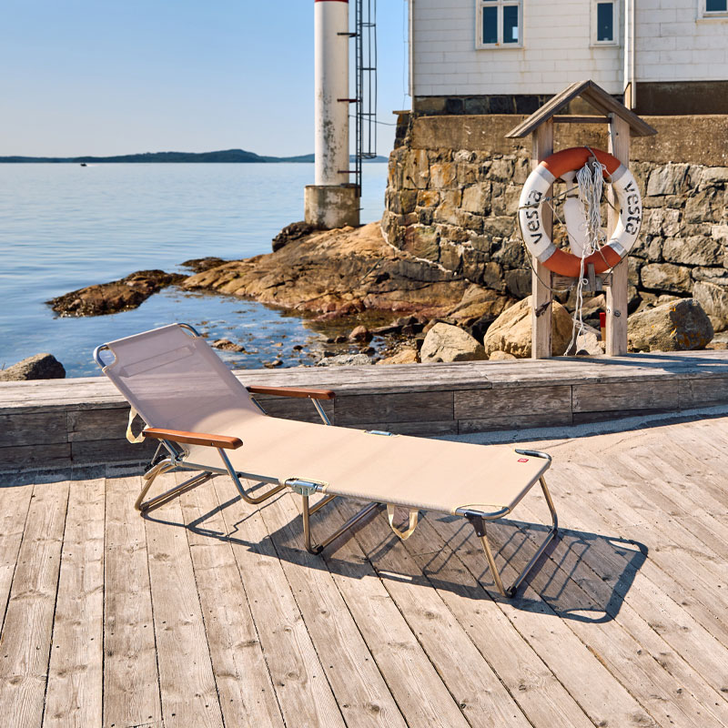 amigo relax solseng med armlener i bøk fra fiam