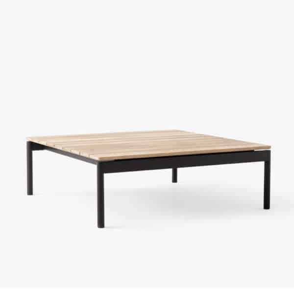 Ville sofabord fra and tradition med sorte pulverlakkerte bein og teak bordplate