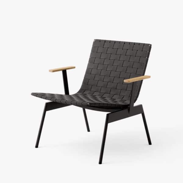 Ville lenestol med arm i sort med polyester i setet og rygg med pulverlakkert aluminiumsben fra &tradition