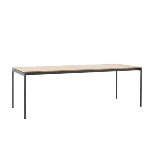 Ville spisebord i pulverlakkert grønn aluminium med teak bordplate fra &tradition