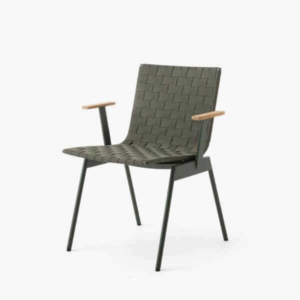 Ville spisestol med arm i grønn med polyester i setet og rygg med pulverlakkert aluminiumsben fra &tradition