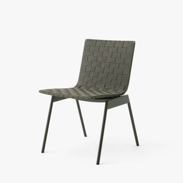 Ville spisestol uten arm i grønn med polyester i setet og rygg med pulverlakkert aluminiumsben fra &tradition