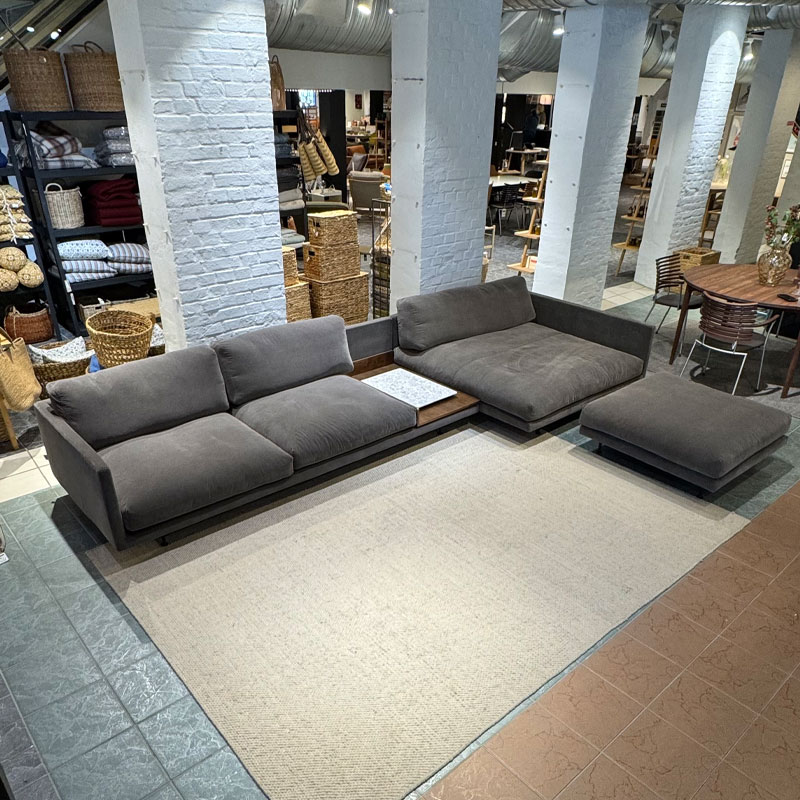 maho sofa fra Wendelbo selges fra utstillingen