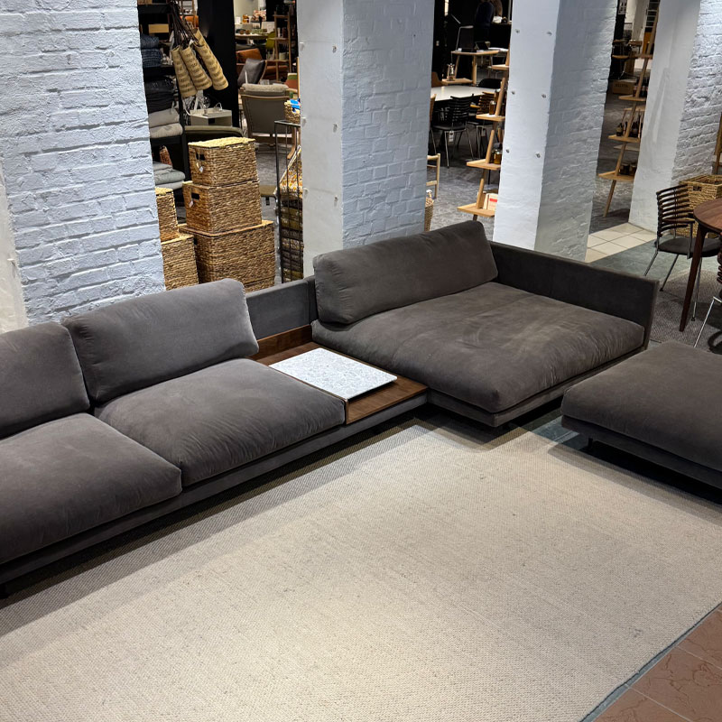 maho sofa fra Wendelbo selges fra utstillingen