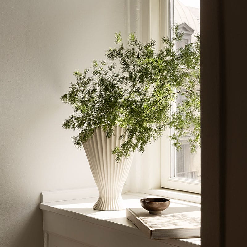 Stor vase i off white keramikk med taktil overflate fra ferm living