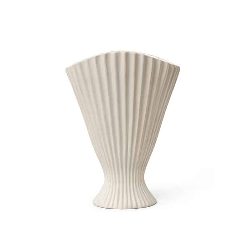 Stor vase i off white keramikk med taktil overflate fra ferm living