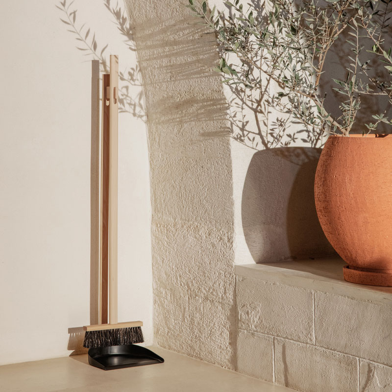 feisett i bøk med sorte detaljer fra ferm living